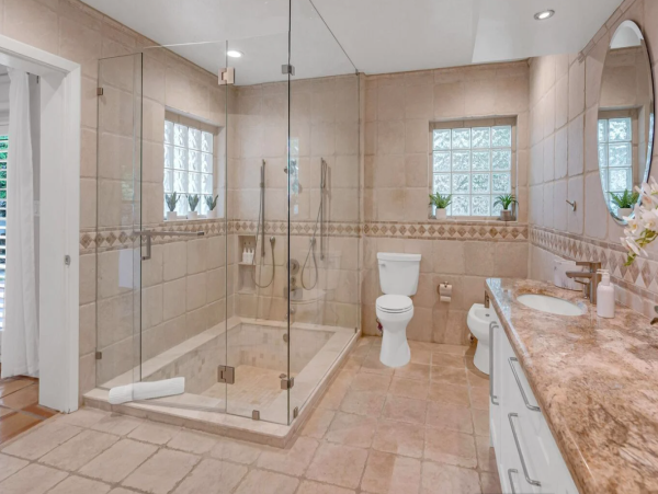 Luxurious Coral Ridge Residence with Heated Pool - Ideal Family Getaway